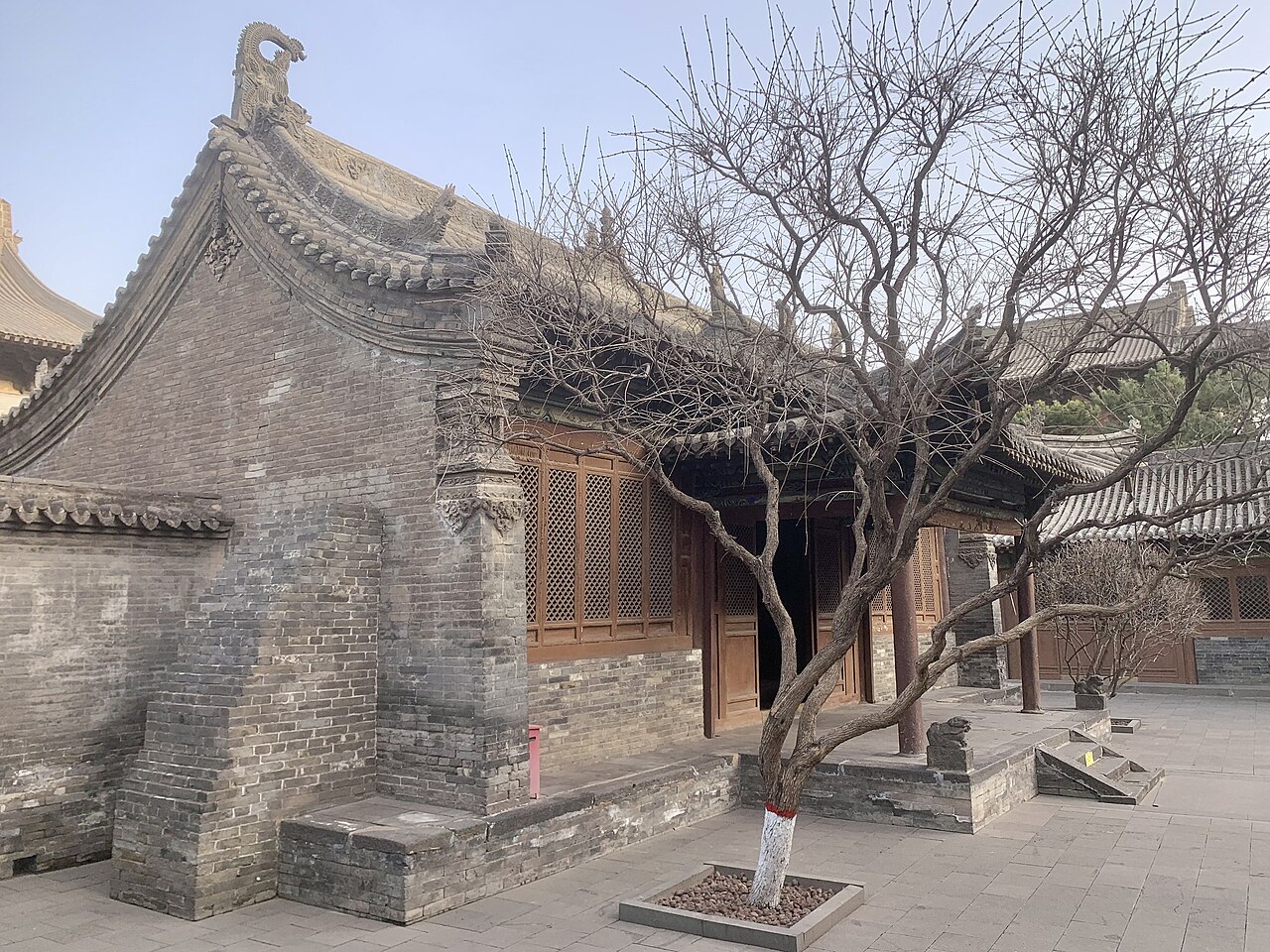 恒山悬空寺，靠木梁吊在离谷底 75 米的崖壁上