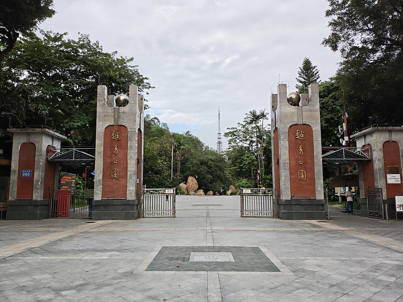 沙面岛的欧式老建筑与百年榕树