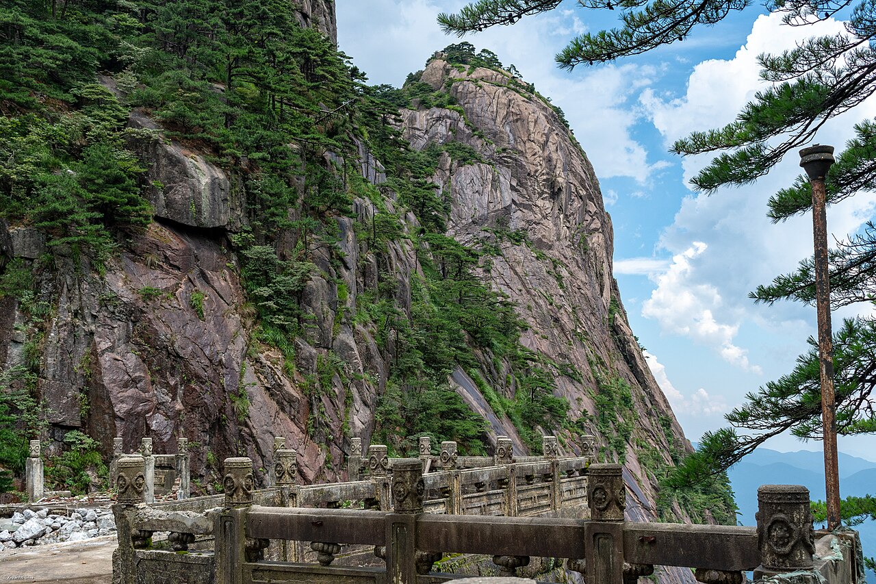 西海大峡谷的崖壁栈道