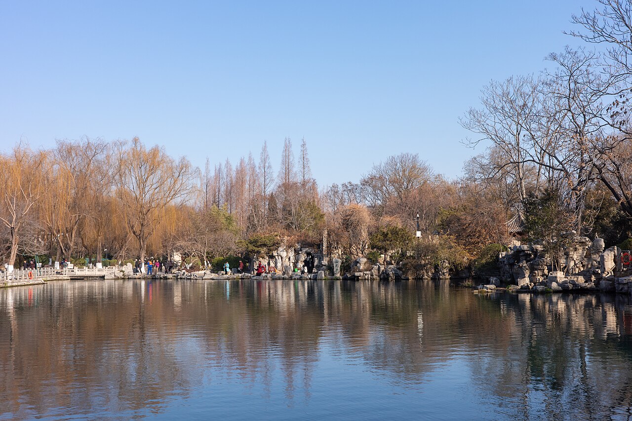 大明湖的垂柳与亭台