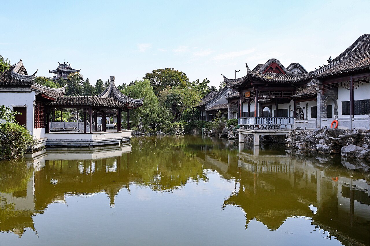 八一广场与起义纪念塔