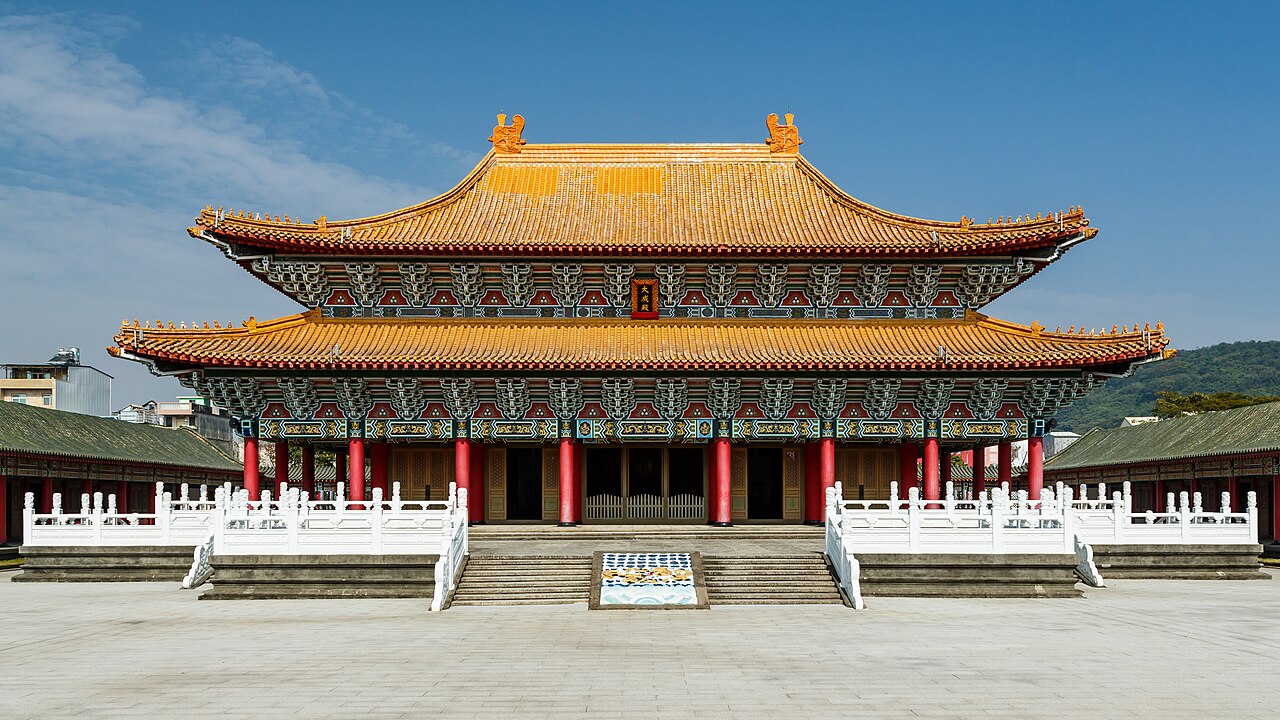 暮色里秦淮河上的画舫与灯
