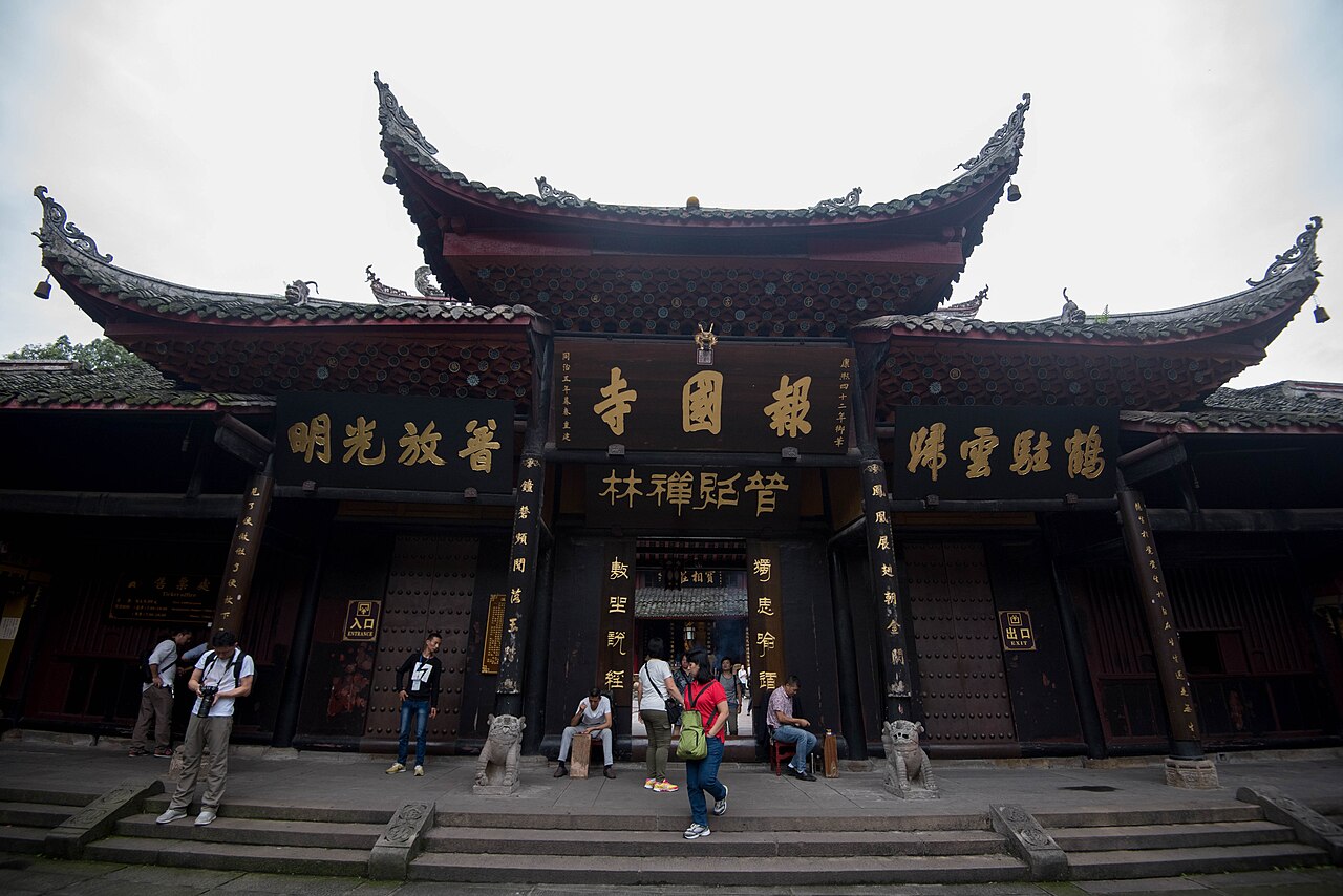 黄昏的老外滩，欧陆立面压在江面上