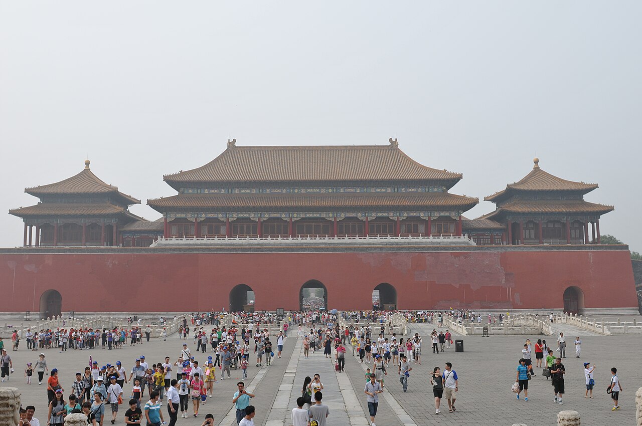 那拉提草原，交错的河道与珍珠般的白色毡房