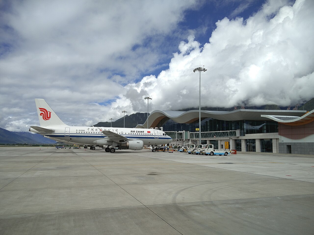 鲁朗林海，云雾、雪山与草甸拼出的山居图