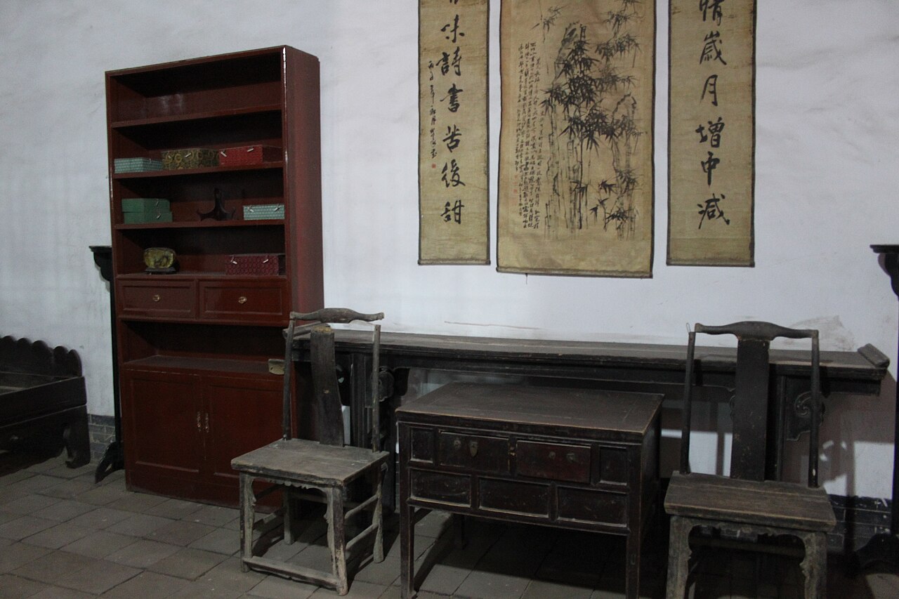 西南 6 公里的双林寺，殿内的彩塑