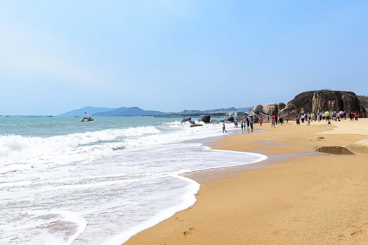 蜈支洲岛的珊瑚浅滩