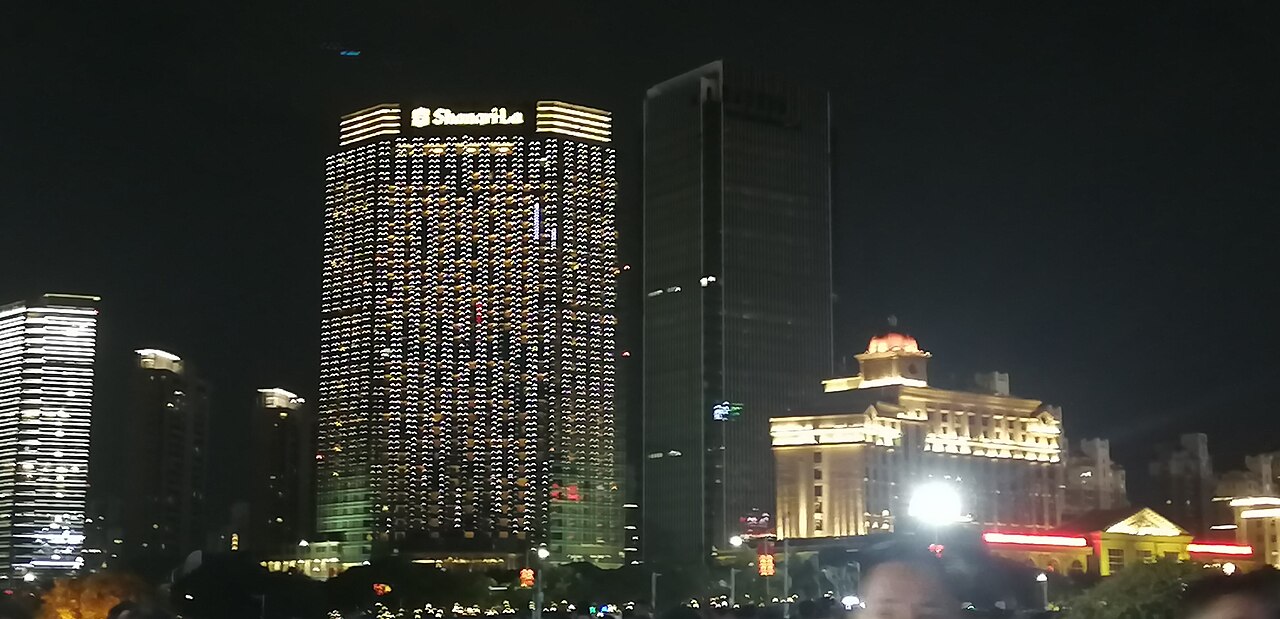 独克宗古城上方那座 21 米高的鎏金转经筒