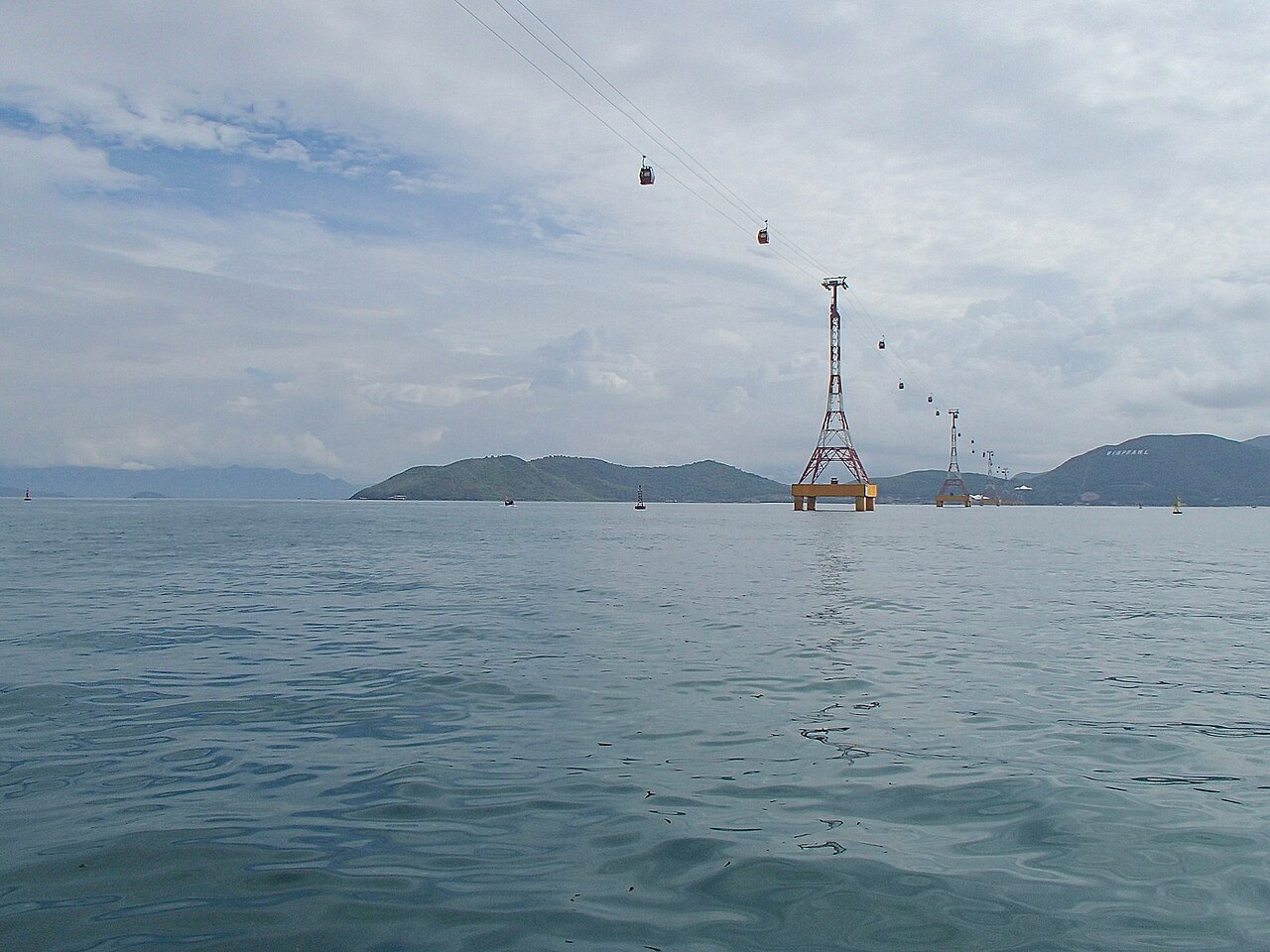 海中海上的竹筏，四面都是竹子围过来