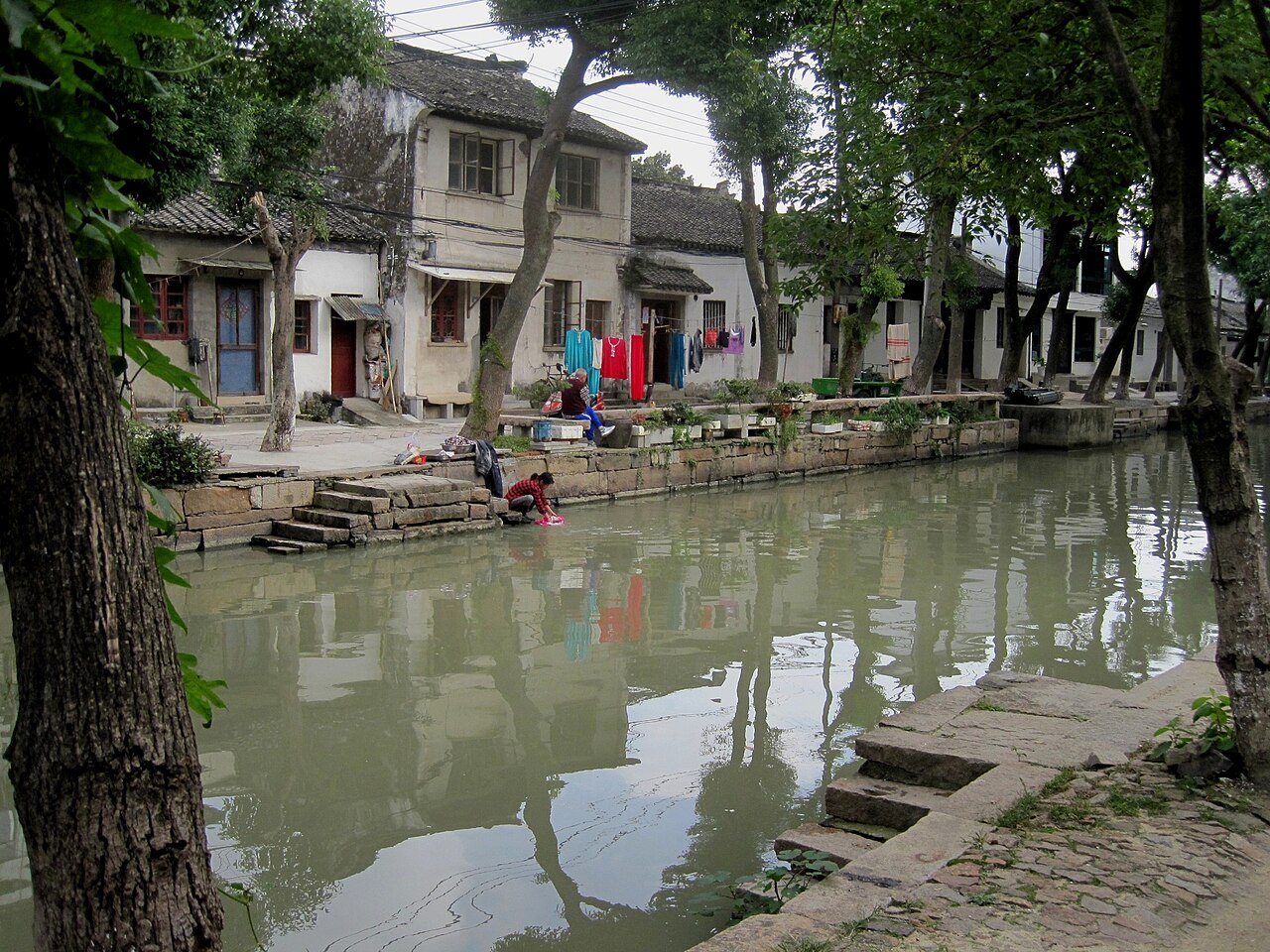 Night on the canal, after the day visitors have gone