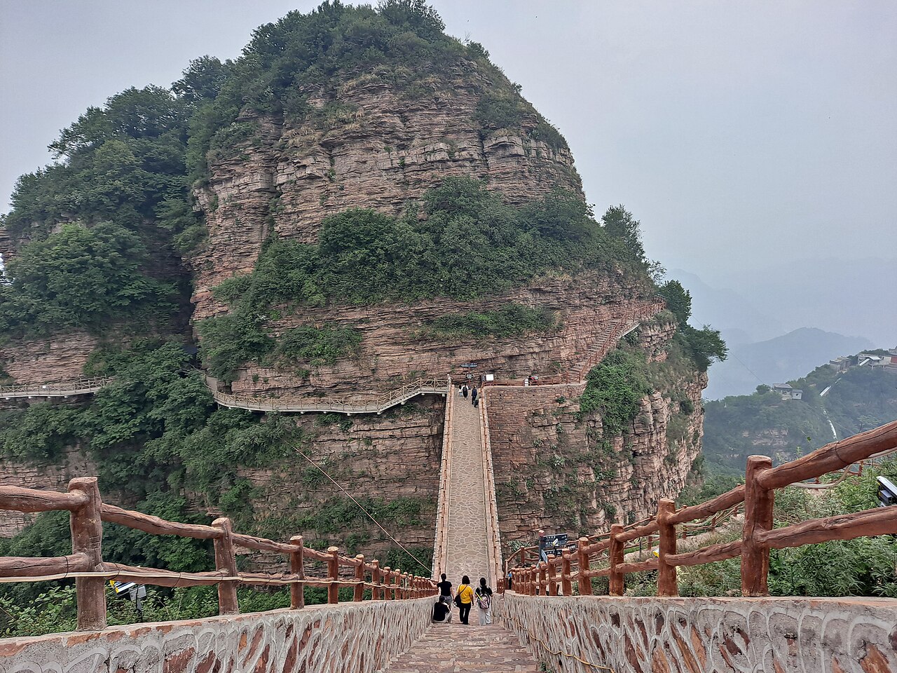 直接挂在崖壁上的南岩宫。