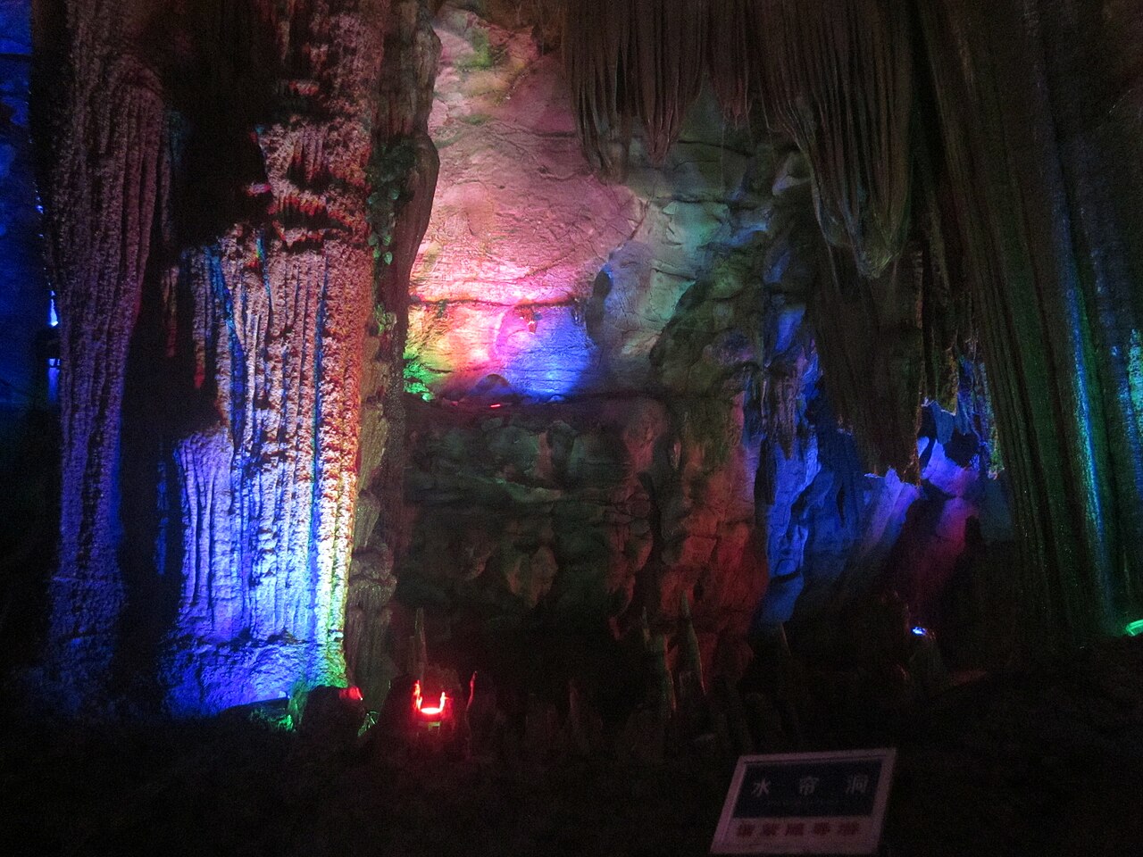 九龙窠峡谷里的茶园