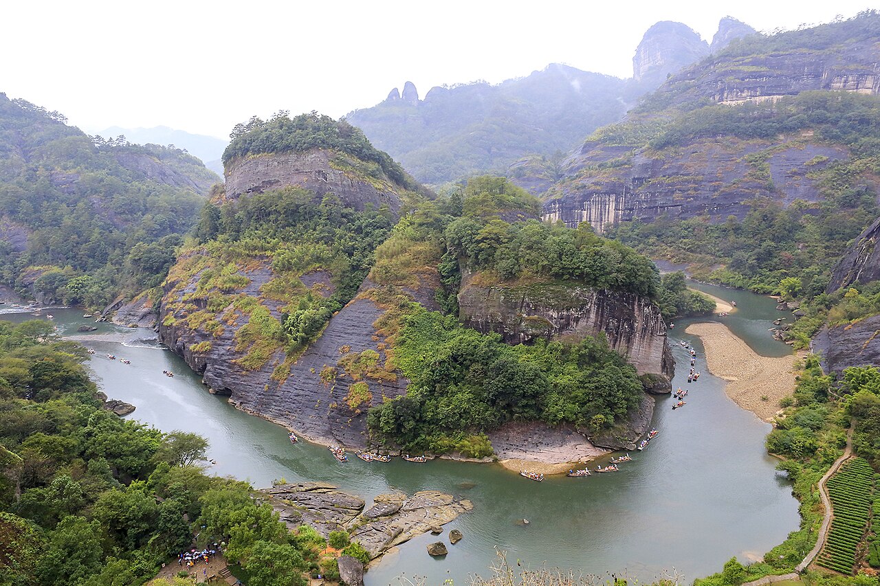 黄昏时分水面上的丹崖