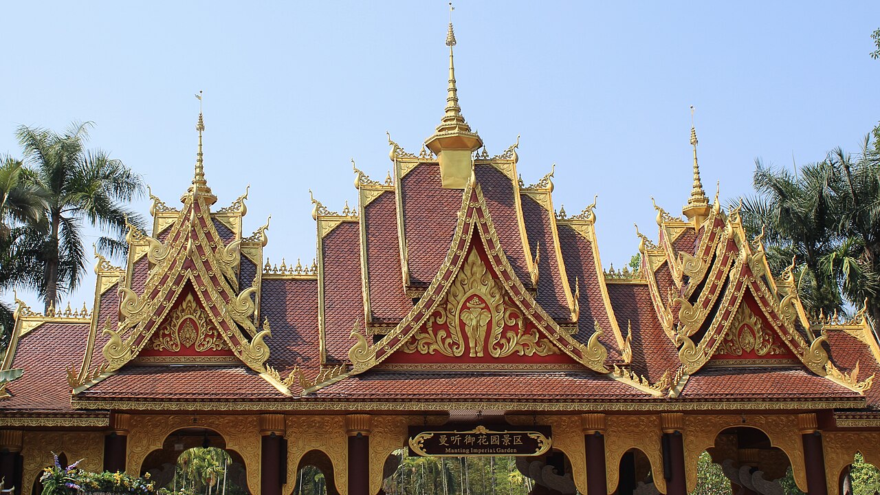 傣族园里每天一场的泼水活动
