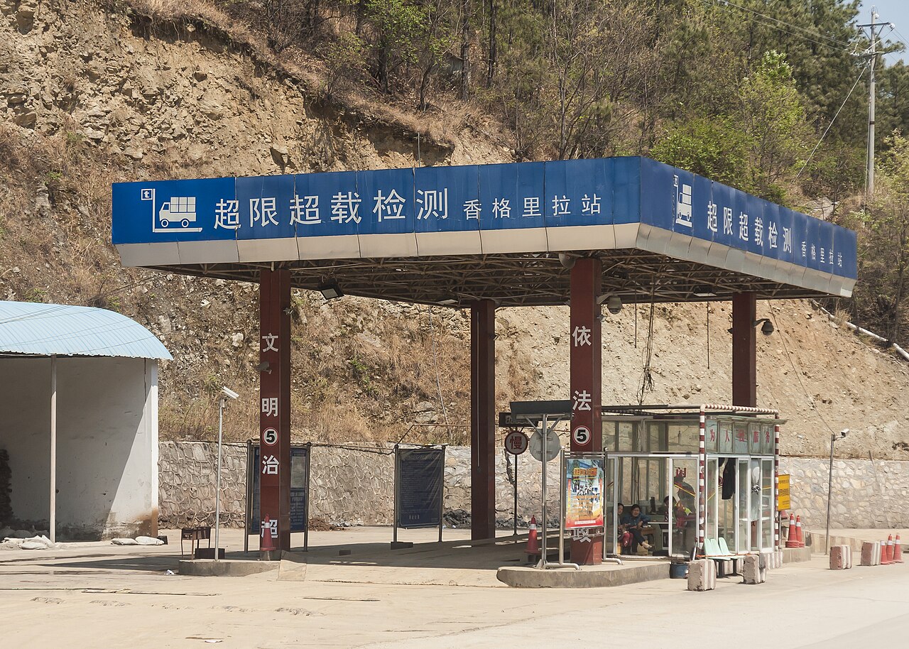 丽江大研古城的石板巷和穿城水渠