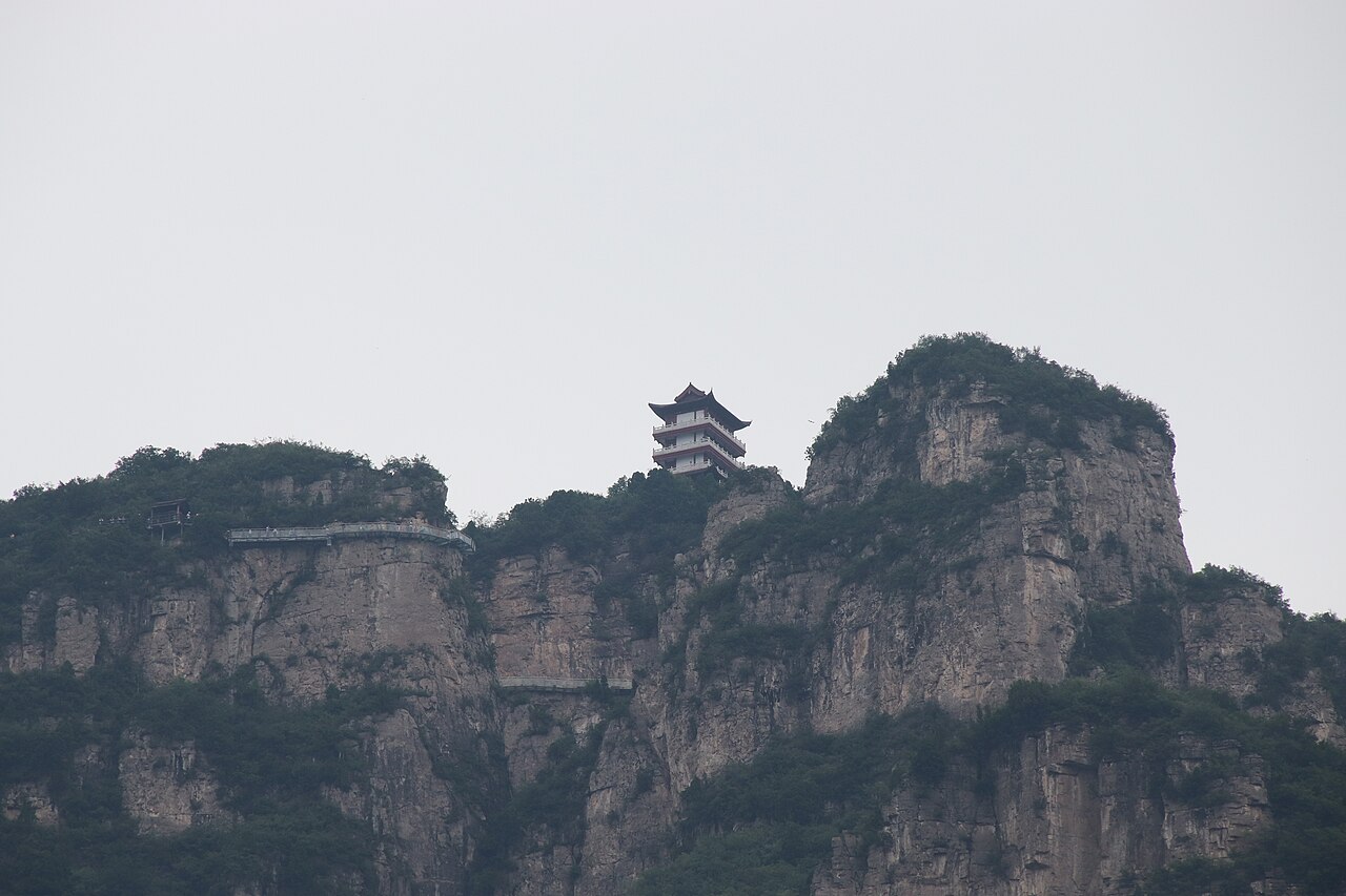 沿沟谷步道一路的泉、瀑与潭。