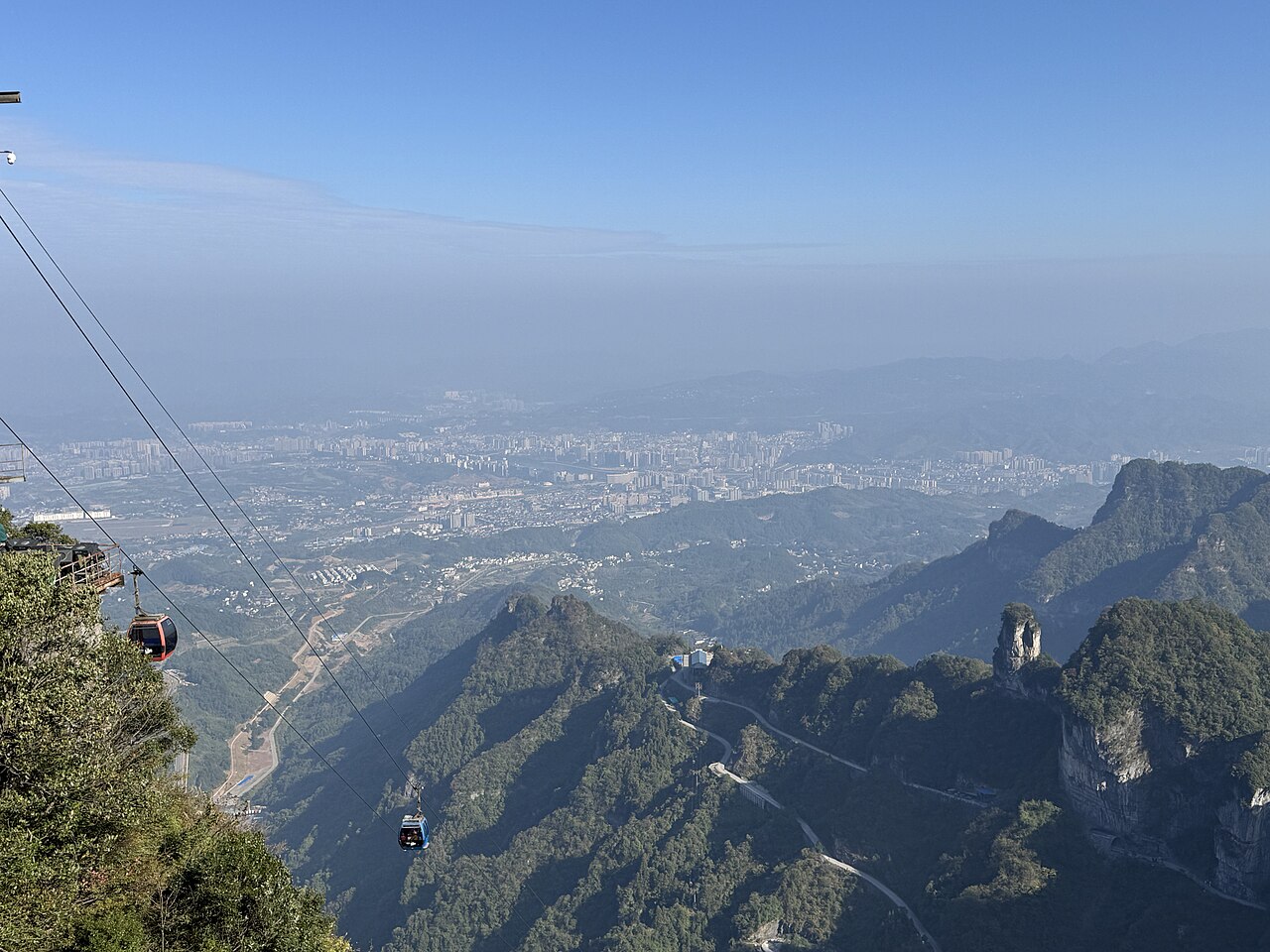 The 99 bends of the Tongtian Avenue climbing to Heaven's Gate