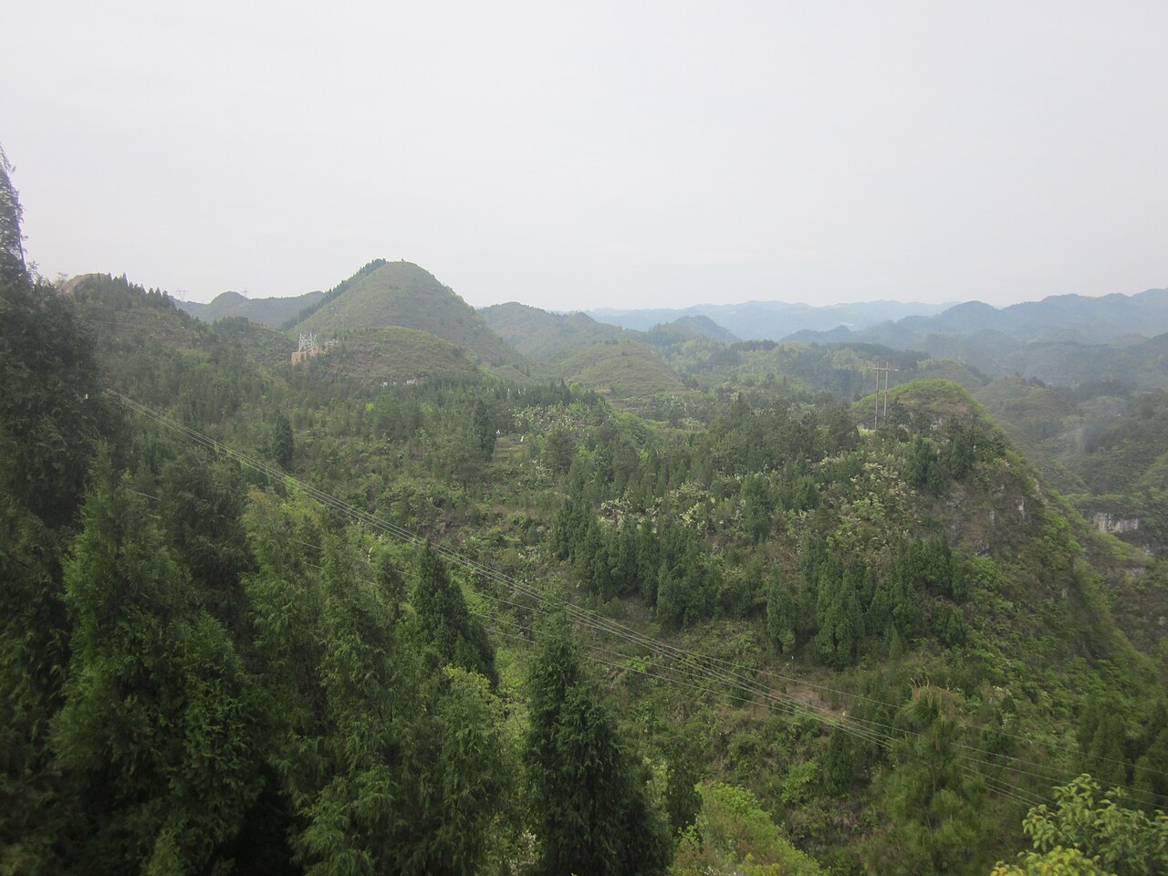 青龙洞古建筑群，贴着中和山的崖壁一层层凌空堆上去